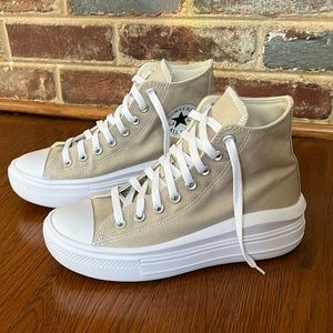 * NEW* Converse Women's Platform
Size: 8 US
Material: Fabric
Color: Beige